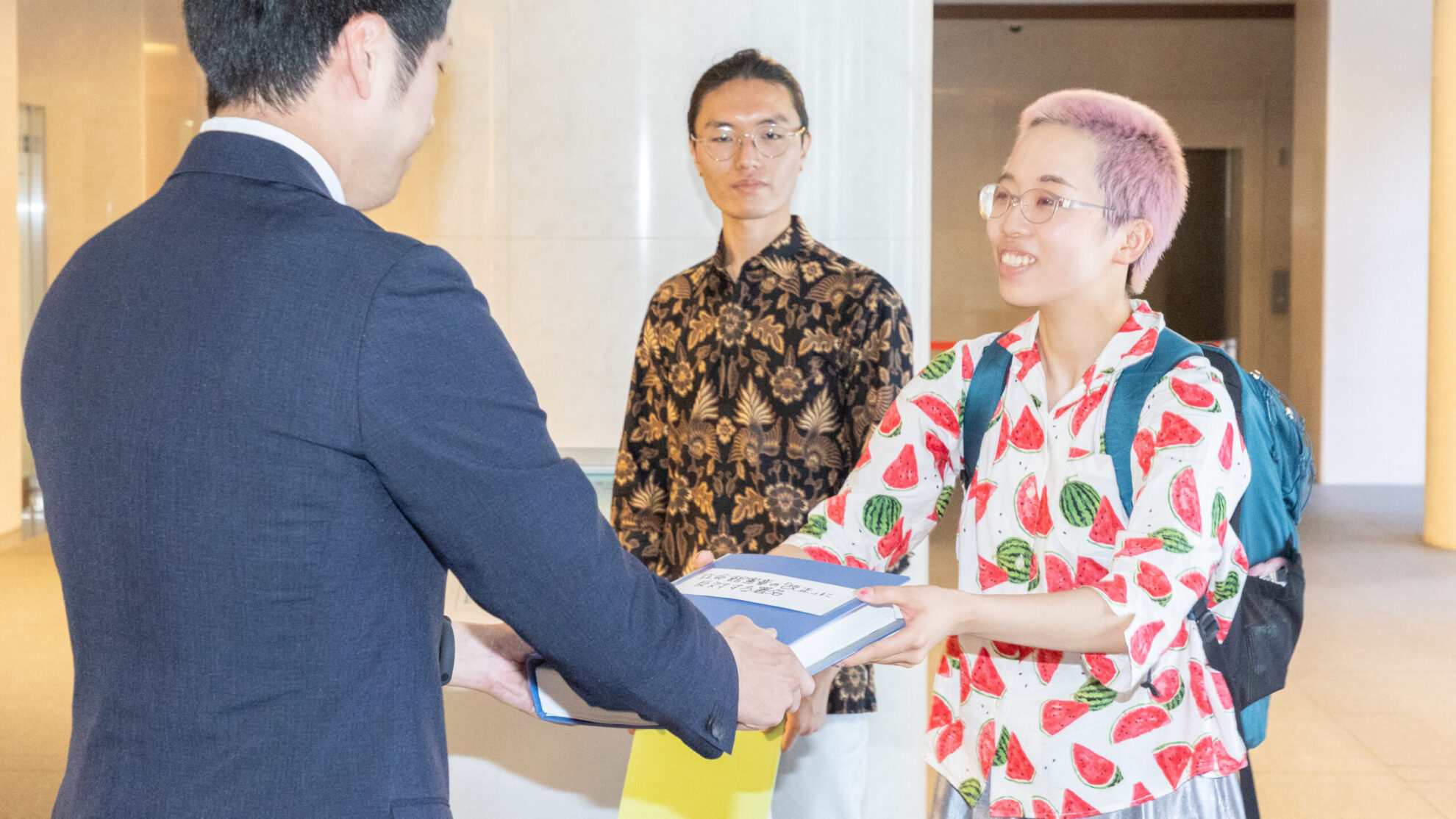 立命館憲章改正、反対署名提出 有志の会、1万7千筆 - 立命館大学新聞社